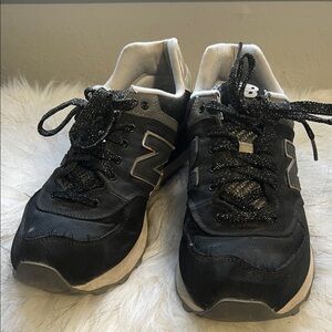 New Balance Black and White Sneakers with halo graphic heel.